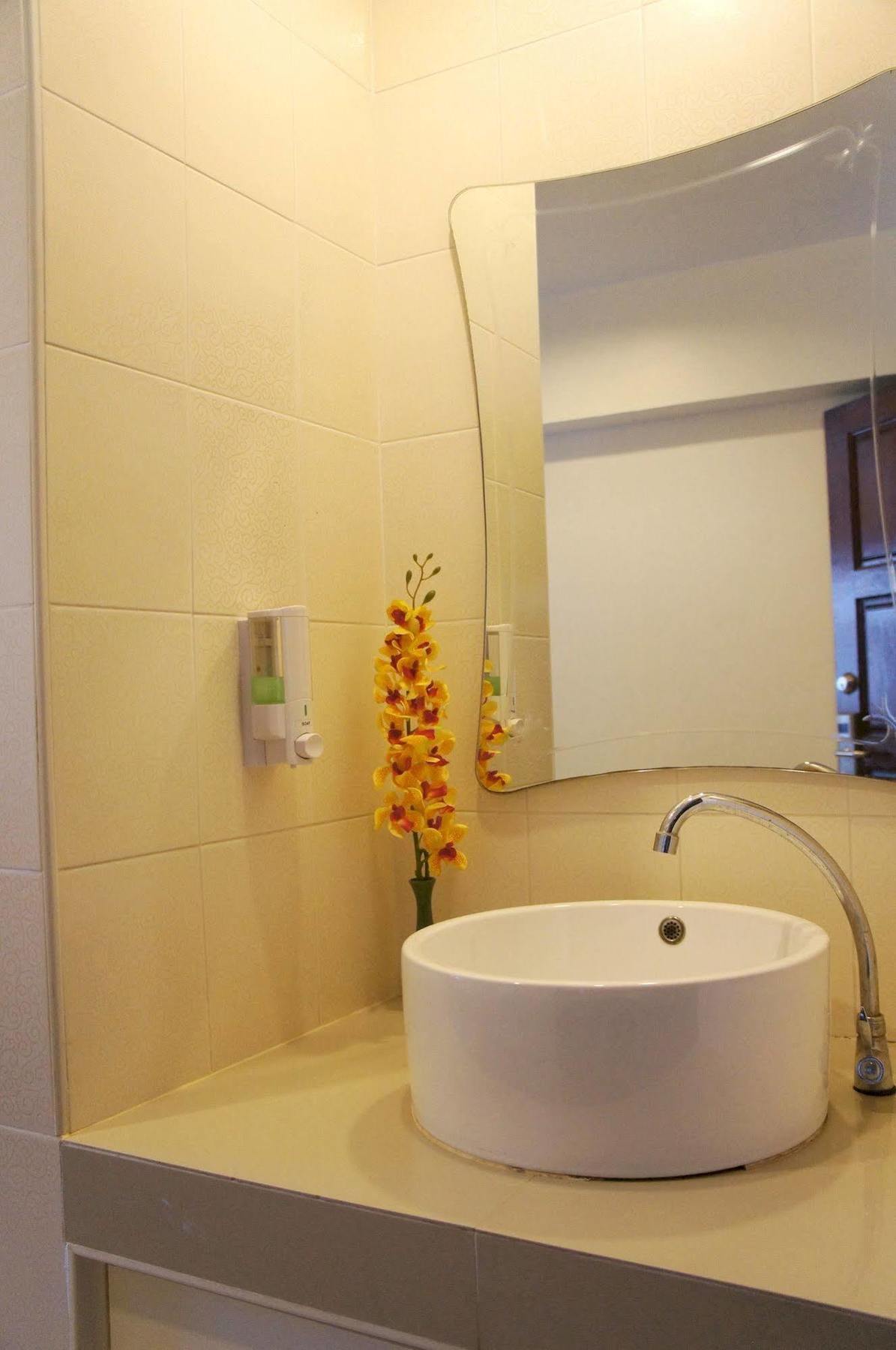 The Nest Serviced Apartment Бангкок Экстерьер фото